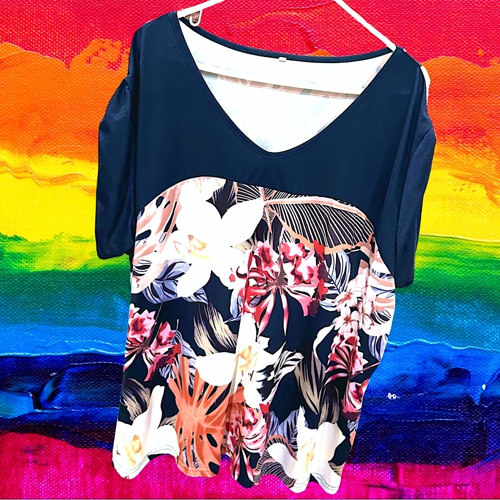 Boutique Women’s plus-size Navy Blue Tropical Floral Stretchy Top❤️❤️2X